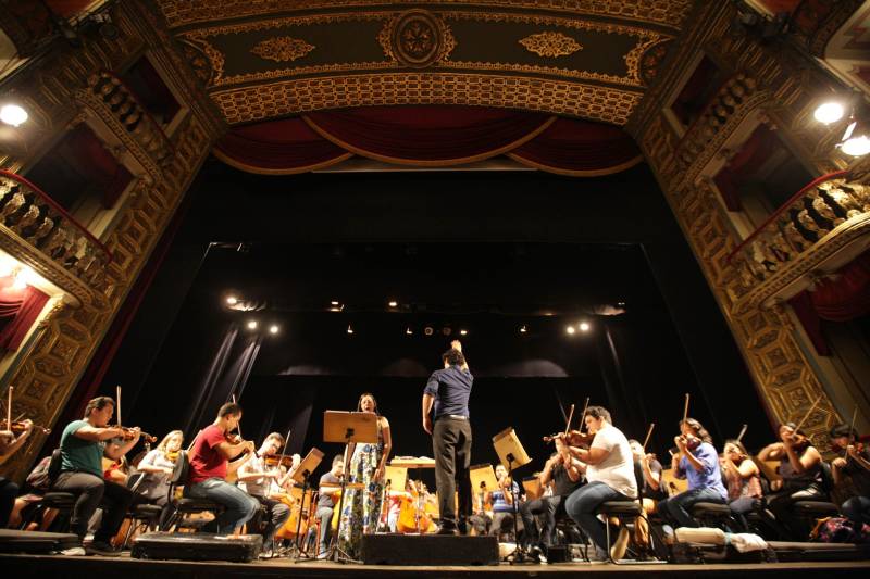 A melhor orquestra sinfônica do Brasil em 2017, eleita por revista especializada, fará uma apresentação especial ao ar livre, nesta sexta-feira, 16, para marcar a reabertura do Parque Estadual do Utinga, numa integração entre música e natureza, assim como propôs o compositor e maestro Heitor Villa-Lobos em “Floresta do Amazonas”. O regente da Orquestra Sinfônica do Teatro da Paz, Miguel Campos Neto, é um dos mais ansiosos pelo evento. Na foto, a soprano Kézia Andrade e Miguel Campos.
FOTO: MÁCIO FERREIRA / AG. PARÁ
DATA: 16.03.2018
BELÉM - PARÁ <div class='credito_fotos'>Foto: MÁCIO FERREIRA/ AG. PARÁ | <a href='/midias/2018/originais/5f867fef-d713-4f84-90d3-5903a9374368.jpg' download><i class='fa-solid fa-download'></i> Download</a></div>
