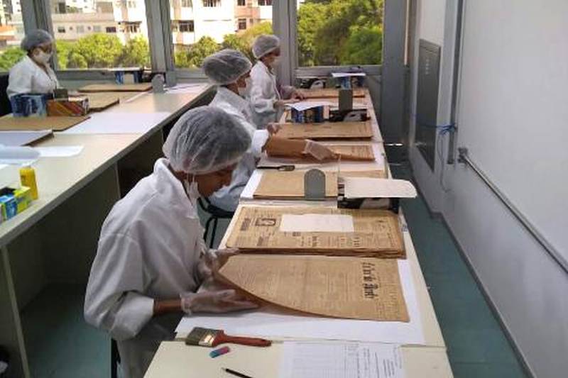 “Conservação e Acondicionamento de Jornais Antigos” é a mais nova oficina que a centenária Biblioteca Pública Arthur Vianna passa a oferecer a partir deste mês de Julho. Ao lado das oficinas de encadernação, restauro e higienização de livros, a biblioteca adiciona mais uma formação ao seu cardápio de cursos livres, todas gratuitas.

FOTO: ASCOM FCP
DATA: 05.07.2018
BELÉM - PARÁ <div class='credito_fotos'>Foto: ASCOM FCP   |   <a href='/midias/2018/originais/5f868a01-a5ad-4ad0-9339-6592db09c45e.jpg' download><i class='fa-solid fa-download'></i> Download</a></div>