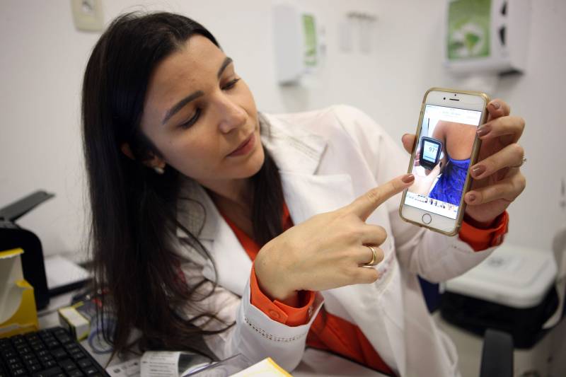 O Centro Hospitalar Jean Bitar está testando, entre os pacientes com diabetes atendidos pelo Hospital, um método inovador de controle da doença. O Holter de Glicose é um sistema de monitoramento contínuo anexado à pele do paciente que foi apresentado no Congresso Brasileiro de Endocrinologia em 2016 e que está sendo utilizado em pacientes do Hospital Jean Bitar em Belém. Na foto, a médica endocrinologista Flávia Cunha.
FOTO: CARLOS SODRÉ / AG. PARÁ
DATA: 16.03.2017
BELÉM - PARÁ <div class='credito_fotos'>Foto: Carlos Sodré/Agência Pará | <a href='/midias/2018/originais/5f890d13-fa10-4276-bdd2-c879b61b3ba1.jpg' download><i class='fa-solid fa-download'></i> Download</a></div>