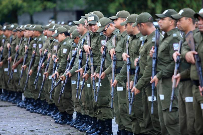 Cerca de 2.400 policiais militares que estão em processo de formação por meio dos Cursos de Formação de Praças (CFP), de Oficiais (CFO), de Habilitação de Oficiais (CHO) e de Adaptação de Oficiais (CHO). Durante a caminhada (foto), a Academia de Polícia Militar “Cel Fontoura” executou a primeira marcha administrativa para exercitar os pelotões do Curso de Formação de Oficiais (CFO) e do Curso de Adaptação de Oficiais da PMPA (CADO) nos deslocamentos a pé por longos percursos. A caminhada de 10 Km contou com a participação de 183 alunos da Academia de Polícia Militar.
FOTO: MÁCIO FERREIRA / AG. PARÁ
DATA: 15.02.2018
MARITUBA - PARÁ <div class='credito_fotos'>Foto: MÁCIO FERREIRA/ AG. PARÁ | <a href='/midias/2018/originais/5f8b549d-1d5d-473e-8d6b-54ea24a4e620.jpg' download><i class='fa-solid fa-download'></i> Download</a></div>