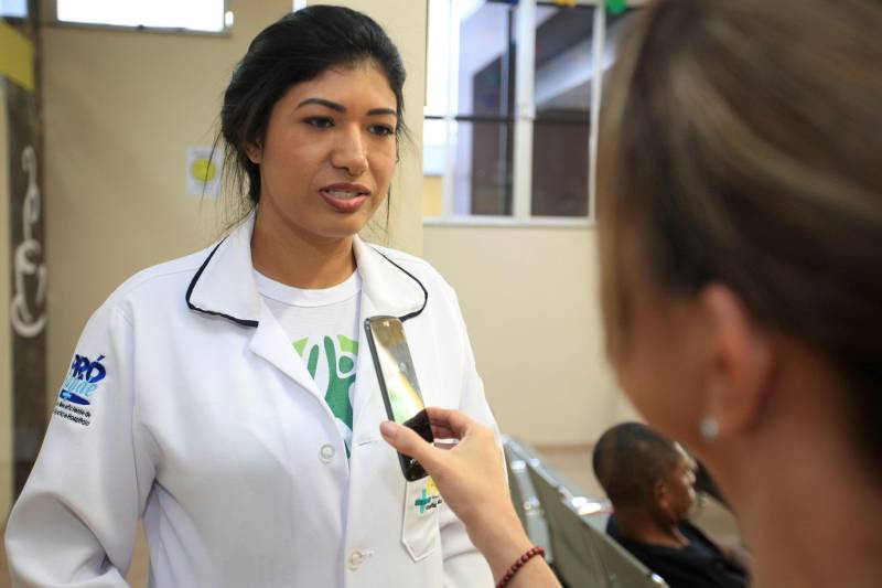 Começou nesta segunda-feira (18), a quinta turma do curso de Cuidador de Idosos, ofertado pelo Hospital Público Estadual Galileu (HPEG), em Belém. O curso é totalmente gratuito e voltado para pessoas de baixa renda, que buscam especialização no cuidado com a pessoa idosa. Na foto, a fonoaudióloga Camila Franco, professora da disciplina no curso.
FOTO: MÁCIO FERREIRA / AG. PARÁ
DATA: 19.06.2018
BELÉM - PARÁ <div class='credito_fotos'>Foto: MÁCIO FERREIRA/ AG. PARÁ | <a href='/midias/2018/originais/5f8b6931-330c-4699-a6a5-f005ae73486f.jpg' download><i class='fa-solid fa-download'></i> Download</a></div>