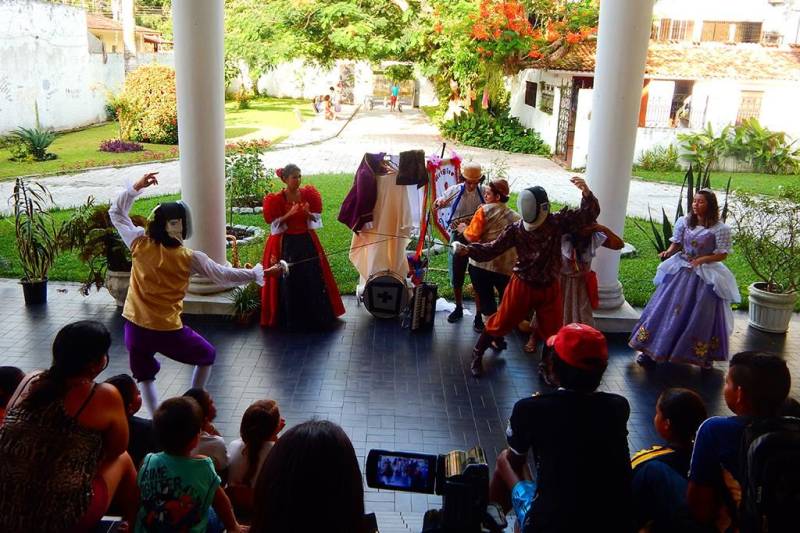 O espetáculo “Cortejo do Pássaro” vai abrir a programação da II Feira Livre de Arte e Cultura, promovida pela Fundação Cultural do Pará (FCP), nos dias 9 e 10 deste mês, na Praça dos Artistas, no térreo do Centur.
FOTO: RAFAEL SAMORA / DIVULGAÇÃO
DATA: 07.03.2018
BELÉM - PARÁ <div class='credito_fotos'>Foto: Divulgação | <a href='/midias/2018/originais/5f953ceb-1d45-4f21-97b8-990a562f83b8.jpg' download><i class='fa-solid fa-download'></i> Download</a></div>