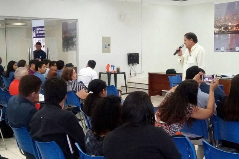 Mais de 150 pessoas (foto) participaram de reunião, nesta quinta-feira (1), na Associação Comercial de Altamira, para tratar das novidades da área tributária estadual. O evento, realizado pela Secretaria de Estado da Fazenda (Sefa), contou com a presença de empresários, produtores rurais e representantes da prefeitura. Durante a reunião, o público conheceu um pouco mais sobre alguns serviços disponibilizados no Portal da Sefa na internet, como o novo sistema de emissão da Nota Fiscal Avulsa eletrônica (NFA-e) e o parcelamento dos tributos estaduais, que vai entrar em funcionamento nos próximos dias.
FOTO: ASCOM / SEFA
DATA: 01.03.2018
ALTAMIRA - PARÁ <div class='credito_fotos'>Foto: Ascom Sefa | <a href='/midias/2018/originais/5f9716b9-e49c-4574-a58a-4cb01b38a64d.jpg' download><i class='fa-solid fa-download'></i> Download</a></div>