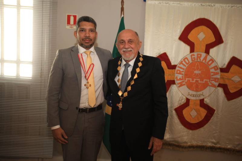 O Governo do Estado do Pará concedeu hoje 230 comendas do Mérito Grão-Pará (foto), a mais alta do Estado, a autoridades e servidores que se destacaram nos últimos oito anos de serviços prestados à população. “O ciclo que encerramos hoje não encerra nossa missão de servir ao público, porque uma vez servidores públicos, trabalhando em benefício da população, nunca mais deixamos de sê-lo, pois essa missão fica gravada em nossos corações”, disse o governador Simão Jatene aos agraciados. O governador entregou, pessoalmente, uma a uma as condecorações.  Das 230 medalhas, 14 foram no grau de Grande Oficial, 60 no grau de Comendador, 8 no grau de Oficial e 11 no grau de Cavaleiro aos servidores civis. Entre os militares, 4 receberam no grau de Comendador, 38 de Oficial e 109 no grau de Cavaleiro.

FOTO: CRISTINO MARTINS / AG. PARÁ
DATA: 31.12.2018
BELÉM - PARÁ <div class='credito_fotos'>Foto: Cristino Martins/Ag. Pará   |   <a href='/midias/2018/originais/5fa0335d-afab-409d-b7cb-50e5404df06f.jpg' download><i class='fa-solid fa-download'></i> Download</a></div>