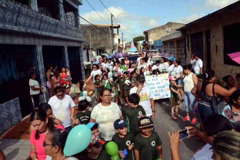 A Escola Estadual de Ensino Fundamental Doutor Carlos Guimarães, no bairro da Marambaia, em Belém, comemorou 47 anos de fundação, nesta quarta-feira (28), com uma programação festiva que reuniu escola e comunidade. Logo cedo, familiares acompanharam a caminhada de alunos e professores pelas ruas do entorno da escola. O tema escolhido para as comemorações foi “Paz e Amor ao Próximo”. A programação contou com a apresentação da Banda da Polícia Militar (PM), animando a criançada com músicas com temáticas infantis.
FOTO: ELISEU DIAS / ASCOM SEDUC
DATA: 28.03.2018
BELÉM - PARÁ <div class='credito_fotos'>Foto: Eliseu Dias/Ag. Pará | <a href='/midias/2018/originais/5fa61c83-9cb4-49bf-a1fb-cf6680effc84.jpg' download><i class='fa-solid fa-download'></i> Download</a></div>