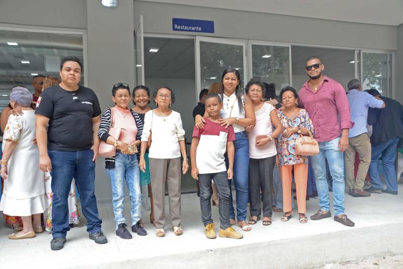 Um restaurante e um auditório foram entregues nesta sexta-feira (28), na sede da Secretaria de Estado de Educação (Seduc), na Avenida Augusto Montenegro, em Belém. Os dois espaços integram o conjunto de obras de revitalização, que inclui reforma e ampliação da sede do órgão, com previsão de conclusão para julho de 2019. A secretária de Estado de Educação, Ana Claudia Serruya Hage, presidiu a solenidade, ressaltando que fez “questão de iniciar essa obra na sede da Seduc contrariando a corrente de pensamento de alguns gestores, de que não se poderia mexer na sede antes de trabalhar as escolas. Mas os servidores que aqui atuam são tão importantes quanto os alunos nas escolas. E entregar o auditório e o restaurante hoje é um momento que serve para externar o nosso agradecimento aos secretários adjuntos e à equipe de servidores da Secretaria de Educação, pelo trabalho empreendido nesses quase quatro anos de gestão”. A secretária também agradeceu o apoio do governador Simão Jatene na realização de obras destinadas a melhorar a qualidade da educação no Estado. Na foto, familiares do servidor falecido João Augusto Nunes da Silva.

FOTO: RAI PONTES / ASCOM SEDUC
DATA: 28.12.2018
BELÉM - PARÁ <div class='credito_fotos'>Foto: Rai Pontes/Ascom Seduc   |   <a href='/midias/2018/originais/5fb1419e-5a9c-4308-8038-2038bc20921f.jpg' download><i class='fa-solid fa-download'></i> Download</a></div>