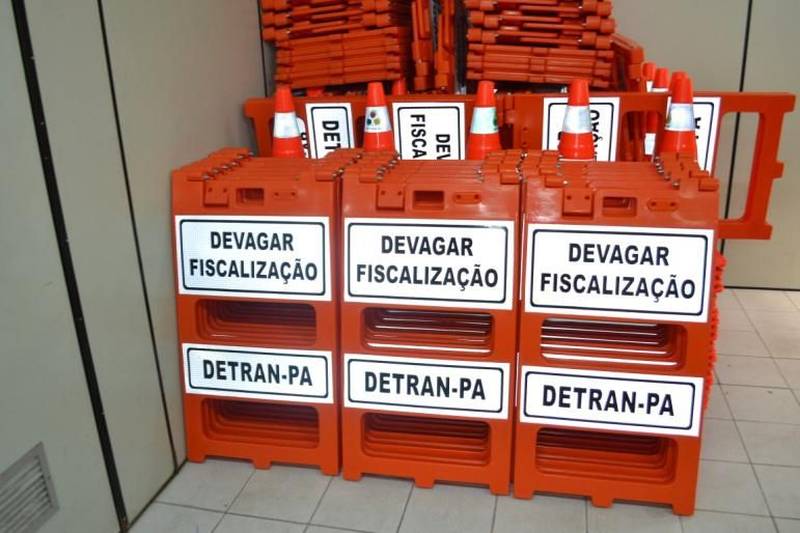 Com o objetivo de dar celeridade e tornar o atendimento ao púlico mais eficiente, além de oferecer melhores condições de trabalho aos seus servidores, o Departamento de Trânsito do Estado (Detran) vem investindo em um amplo programa de modernização do órgão. Alguns dos resultados já podem ser conferidos pelos usuários, como é o caso das facilidades de parcelamento de débitos de veículos e da inauguração de novos postos, ampliando os serviços disponibilizados na Capital e no interior do Estado. Dentre os projetos de modernização estão o Trânsito Seguro, que prevê mais segurança na aquisição da CNH (com controle de dados e biometria), controle de placas e lacres e comunicação de venda eletrônica; o Sistema Integrado de Atendimento (SIA), o qual conta com atendimento ao público via call center, totens de autoatendimento, atendimento pessoal e itinerante; a implantação de novos postos do Detran nas Estações Cidadania, visando a descentralização dos serviços e a acessibilidade; a Telemetria, que irá tornar o processo de habilitação mais seguro a partir do monitoramento, coibindo fraudes; o Sistema Integrado de Fiscalização, que irá utilizar tecnologia para obter informação em tempo real, em conjunto com o Sistema de Segurança Pública; e as ações da Escola Pública de Trânsito, a qual amplia cursos de formação profissional e ações educativas para prevenção de acidentes em todo o Pará. Na foto, aquisição de equipamentos de sinalização viária.

FOTO: ASCOM / DETRAN
DATA: 23.05.2018
BELÉM - PARÁ <div class='credito_fotos'>Foto: ASCOM DETRAN   |   <a href='/midias/2018/originais/5fb43e3c-1a9a-4c2d-b685-ad26955713bf.jpg' download><i class='fa-solid fa-download'></i> Download</a></div>