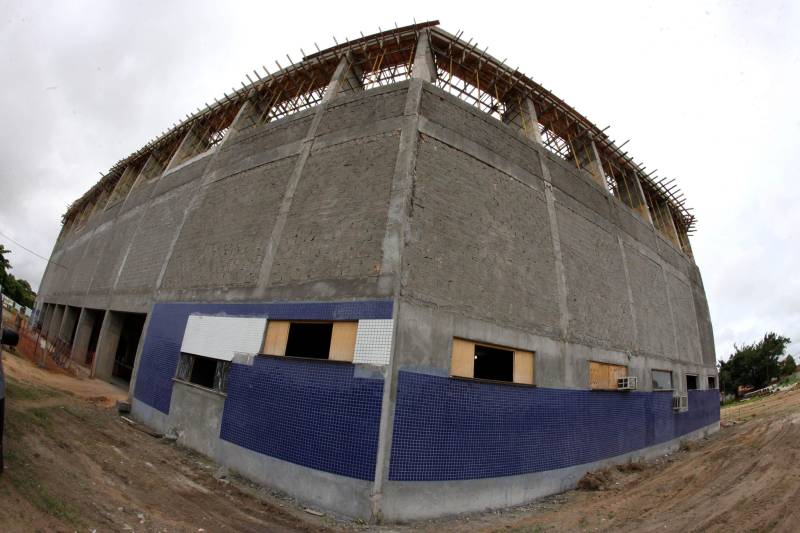 Ainda na agenda em Santarém, Jatene e sua comitiva visitaram as obras do ginásio poliesportivo (foto), que está sendo erguido no bairro Aparecida. A obra orçada em R$ 16.209.927,35, recurso proveniente dos cofres estaduais, já alcançou 57% de execução e, além de atividades esportivas, será uma importante praça para consolidar atividades culturais, de entretenimento e de lazer. O espaço terá capacidade para 5.100 pessoas e será um dos maiores ginásios da região Norte.
FOTO: ANTONIO SILVA / ARQUIVO AG. PARÁ
DATA: 25.01.2018
SANTARÉM - PARÁ <div class='credito_fotos'>Foto: Antônio Silva/Ag. Pará | <a href='/midias/2018/originais/5fb57cc0-6a18-422c-9b26-392673e0a53f.jpg' download><i class='fa-solid fa-download'></i> Download</a></div>