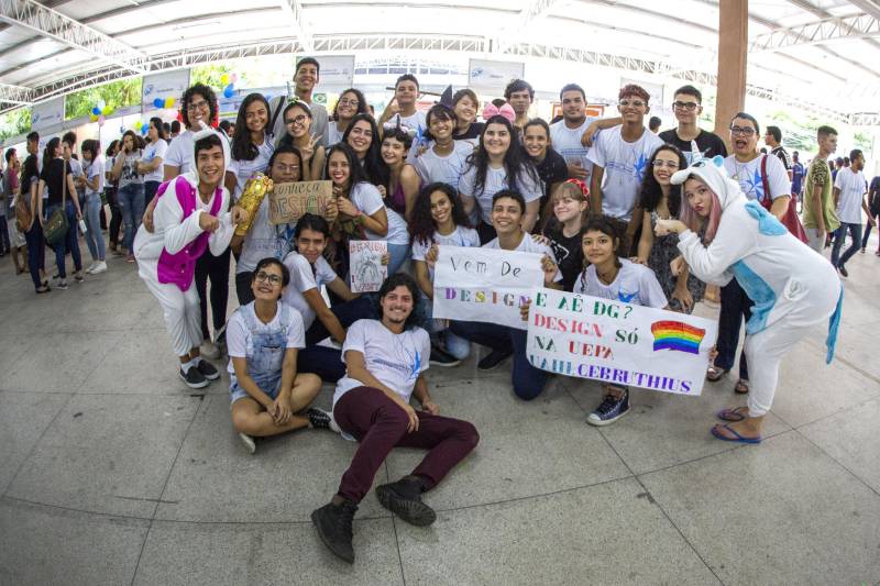 Durante toda esta quinta-feira, 10, a Feira Vocacional da Universidade do Estado do Pará (Uepa) recebeu a visita de estudantes do ensino médio de escolas públicas e particulares da Região Metropolitana de Belém. Cada graduação da Uepa tinha um estande no hall de exposição do Centro Cultural Tancredo Neves (Centur), tudo para que os estudantes pudessem conhecer mais sobre os cursos, a atuação dos profissionais formados e o desenho curricular das disciplinas.
FOTO: NAILANA THIELY / ASCOM UEPA
DATA: 10.05.2018
BELÉM - PARÁ <div class='credito_fotos'>Foto: Nailana Thiely / Ascom Uepa | <a href='/midias/2018/originais/5fba38ef-6f8a-4adc-a8c7-82e927138d0e.jpg' download><i class='fa-solid fa-download'></i> Download</a></div>