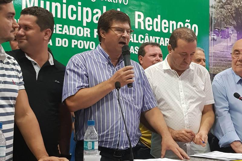 E também neste domingo (20), na Câmara Municipal de Vereadores de Redenção, o secretário Regional Jorge Bittencourt assinou ordem de serviço para recuperação e pavimentação asfáltica de 10 quilômetros de vias públicas no município. Um investimento do Governo do Estado de R$ 5.389.222,44. Uma conquista muito comemorada pelo prefeito da cidade, Carlo Iavé (PMDB) (foto). “Eu recebo isso com muita felicidade porque asfalto é o que a população mais quer.
FOTO: ASCOM CRGSP
DATA: 20.05.2018
REDENÇÃO - PARÁ <div class='credito_fotos'>Foto: ASCOM CRGSP | <a href='/midias/2018/originais/5fbba19d-9f61-412d-a4e1-50942c6724ef.jpg' download><i class='fa-solid fa-download'></i> Download</a></div>