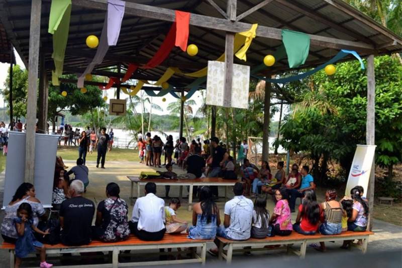 A Defensoria Pública do Estado do Pará foi premiada no “Concurso de Práticas Eficientes de Atendimento”, da Defensoria Pública do Estado do Rio de Janeiro, que contou com a submissão de 25 casos que envolveram 59 defensores públicos e servidores de nove estados do país Brasil. A apresentação e a premiação ocorrerão no próximo dia 28 de junho, na sede da instituição na cidade do Rio de Janeiro. Com o tema “Pelos Caminhos da Desjudicialização: Defensoria Sistêmica”, de autoria da Diretora da Escola Superior da Defensoria Pública, Alessandra Damasceno Guedes, e da coordenadora do Núcleo das Instituições de Ensino Superior, Paula Denadai, a prática consiste na aplicação de sistemas consensuais inovadores de resolução de conflitos no âmbito da desjudicialização, nos atendimentos diários na sede da Defensoria Pública, nas comunidades ribeirinhas e nos Núcleos de Práticas Jurídicas, com foco nos conflitos familiares que podem ser resolvidos de forma extrajudicial e com a anuência dos envolvidos. Na foto, atendimentos da Defensoria Pública no Mosqueiro.
FOTO: ASCOM / DEFENSORIA PÚBLICA
DATA: 15.06.2018
MOSQUEIRO - PARÁ <div class='credito_fotos'>Foto: ASCOM / DEFENSORIA PÚBLICA DO PARÁ | <a href='/midias/2018/originais/5fbecd9b-1479-4743-b1b6-c2bb994b0652.jpg' download><i class='fa-solid fa-download'></i> Download</a></div>