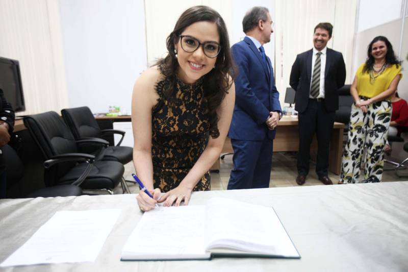 O procurador-geral do Estado do Pará, Ophir Cavalcante Junior, deu posse nesta quinta-feira (1º) à nova procuradora do Estado, Luiza Rosa Mesquita (foto), aprovada no 20º concurso público realizado pela Procuradoria Geral do Estado do Pará (PGE), em 2015. A cerimônia de posse ocorreu no gabinete do titular da PGE, no prédio-sede da instituição, em Belém. Luíza Mesquita, 27 anos, e o procurador-geral do Estado assinaram o termo de posse numa cerimônia que contou com a presença de familiares da nova magistrada, procuradores, servidores da PGE e membros da direção da Associação dos Procuradores do Estado do Pará (Apepa). “Hoje é um dia marcante na minha vida, a realização de um sonho. Tenho plena consciência dos deveres e responsabilidades do cargo que estou assumindo nesta data e tenho muito amor pelo meu Estado, por isso prometo não medir esforços para somar ao máximo possível às atividades da PGE e colaborar da melhor forma nas ações de defesa do Pará e da sociedade paraense e de consultoria jurídica ao governo. É uma honra fazer parte do quadro funcional desta instituição”, frisou a nova procuradora.
FOTO: CARLOS SODRÉ
DATA: 02.02.2018
BELÉM - PARÁ <div class='credito_fotos'>Foto: CARLOS SODRÉ / AG. PARÁ | <a href='/midias/2018/originais/5fc40b59-b826-4a89-a9e2-c49e61a500ed.jpg' download><i class='fa-solid fa-download'></i> Download</a></div>