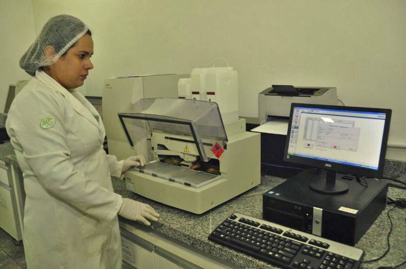 Desde novembro de 2017, o Laboratório Central do Estado (Lacen-PA) é responsável no Pará pelo Programa de Triagem Neonatal (PTN), conhecido como teste do pezinho, que antes era feito pelo Laboratório de Pesquisa e Apoio Diagnóstico (Lapad), da Universidade do Estado do Pará (Uepa). Atualmente, o Pará está habilitado na Fase III do PTN, que abrange análises para diagnóstico de quatro doenças - hipotireoidismo congênito, fenilcetonúria, doença falciforme e fibrose cística. O período ideal para realização do exame é entre o terceiro e o quinto dia após o nascimento da criança. O procedimento é fundamental para o diagnóstico precoce dessas doenças congênitas e metabólicas, que podem ter consequências graves para o desenvolvimento da criança. Na foto, a biomédica Eliane Trindade.
FOTO: JOSÉ PANTOJA / ASCOM SESPA
DATA: 11.04.2018
BELÉM - PARÁ <div class='credito_fotos'>Foto: José Pantoja / Ascom Sespa | <a href='/midias/2018/originais/5fc417d7-9b88-4870-9e0e-5f2d20a74023.jpg' download><i class='fa-solid fa-download'></i> Download</a></div>