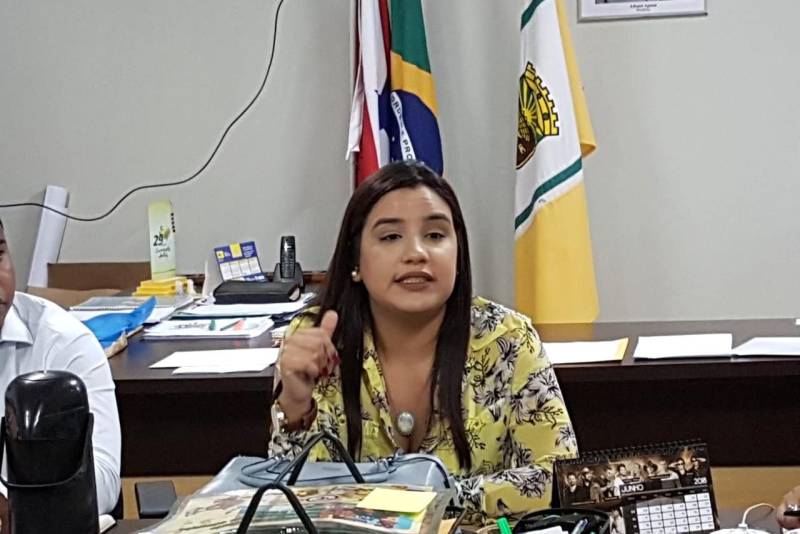 O município de Curionópolis, no sudeste paraense, vai integrar o projeto Municípios Emblemáticos dentro do Programa Municípios Sustentáveis (PMS), desenvolvido pela Secretaria Estadual de Municípios Sustentáveis (Semsu). A primeira reunião com a equipe da gestão municipal foi realizada na tarde desta quinta-feira (7), na sede da Prefeitura de Curionópolis, com representantes de diversas secretarias, que conheceram como o projeto é desenvolvido. na foto, Adrya Lima, técnica da Secretaria Estadual de Municípios Sustentáveis, que conduziu a reunião.
FOTO: DANI FILGUEIRAS / ASCOM SEMSU
DATA: 07.06.2018
CURONÓPOLIS - PARÁ <div class='credito_fotos'>Foto: DANI FILGUEIRAS / ASCOM SEMSU | <a href='/midias/2018/originais/5fcdacbf-f053-4260-bd68-d591b9e0c2fe.jpg' download><i class='fa-solid fa-download'></i> Download</a></div>