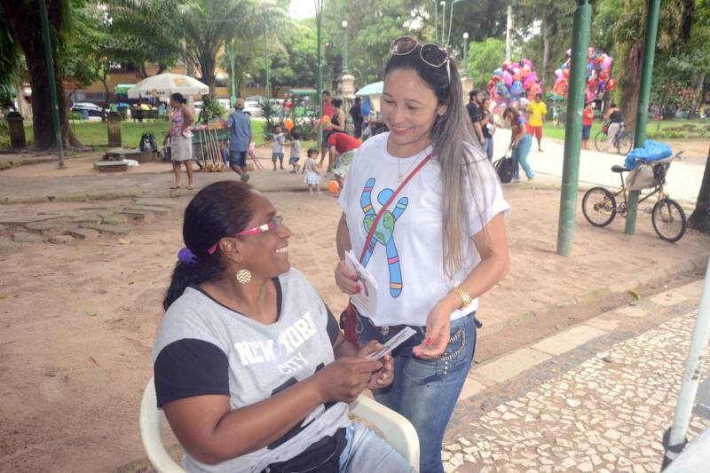 A rara Síndrome de Cri du Chat, também conhecida como Síndrome do Miado do Gato, mobilizou a sociedade neste sábado (5), durante uma caminhada na Praça Batista Campos, em Belém. A ação é alusiva ao Dia Internacional da Síndrome de Cri du Chat e busca conscientizar a população sobre a anomalia. Pais e profissionais da área da saúde participaram da ação educativa que contou com distribuição de panfletos informativos e uma caminhada pelo local. "Por ser rara, é muito difícil identificar a síndrome. Em Belém, temos conhecimento de apenas dois casos. Nossa intenção é sensibilizar os profissionais da área da saúde para que o diagnóstico seja precoce, já que os casos demoram anos para ter o diagnóstico fechado", explica a fonoaudióloga da Coordenadoria de Educação Especial (COEES), Priscila Salgado, mãe de uma criança portadora da síndrome.
FOTO: ELISEU DIAS / ASCOM SEDUC
DATA: 05.05.2018
BELÉM - PARÁ <div class='credito_fotos'>Foto: Eliseu Dias / Ascom Seduc | <a href='/midias/2018/originais/5fda0777-34e4-4727-87ee-ea946a08d64e.jpg' download><i class='fa-solid fa-download'></i> Download</a></div>