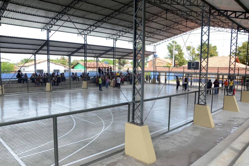 Mais de 600 estudantes contam com um espaço moderno e totalmente revitalizado, com a entrega da Escola de Ensino Médio Salomão Matos (foto), em Salvaterra, no Arquipélago do Marajó. A unidade passou por obras de reforma e ampliação e recebeu, nesta terça-feira (4), a visita da secretária estadual de Educação, Ana Claudia Serruya Hage. “A entrega desta escola é um avanço muito grande, principalmente no termo de infraestrutura. Estamos deixando uma planilha com 142 escolas para próxima gestão entregar em 2019”, destacou a titular da Seduc.

FOTO: FERNANDO NOBRE / ASCOM SEDUC
DATA: 04.12.2018
SALVATERRA - PARÁ <div class='credito_fotos'>Foto: FERNANDO NOBRE/ASCOM SEDUC   |   <a href='/midias/2018/originais/5fdb2ee7-8bcc-4263-974b-23378c9e72f0.jpg' download><i class='fa-solid fa-download'></i> Download</a></div>