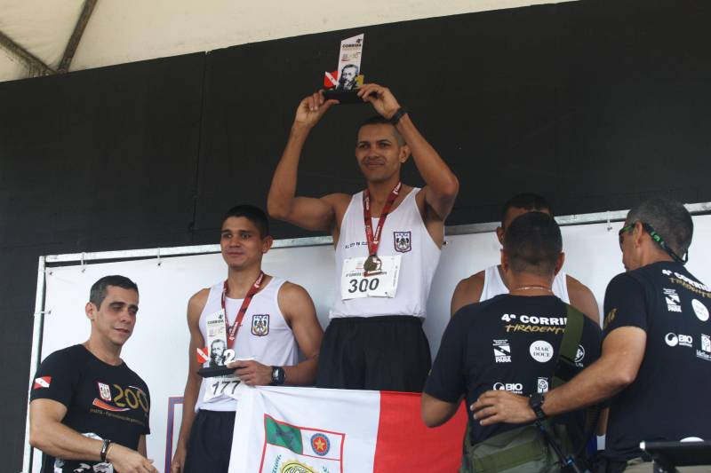 O recém-inaugurado Parque Estadual do Utinga foi o local escolhido para a 4ª edição da Corrida Tiradentes, promovida pela Polícia Militar na manhã deste domingo, 22. No ano em que celebra 200 anos de criação, a PM contou com mais de 750 competidores na prova que iniciou às 6 horas da manhã com um percurso total de 8 Km. Em apenas 4 anos de existência, a Corrida Tiradentes já ganhou a simpatia de muitos atletas profissionais e amadores. Eduardo Costa, de 26 anos é um deles. O competidor alcançou o 1º lugar geral da corrida com menos de 30 minutos de prova e conta que não esperava um resultado tão positivo.
FOTO: CARLOS SODRÉ / AG. PARÁ
DATA: 22.04.2018
BELÉM - PARÁ <div class='credito_fotos'>Foto: Carlos Sodré/Agência Pará | <a href='/midias/2018/originais/5fdfc4d6-d757-4ee5-a160-7385c8316c46.jpg' download><i class='fa-solid fa-download'></i> Download</a></div>