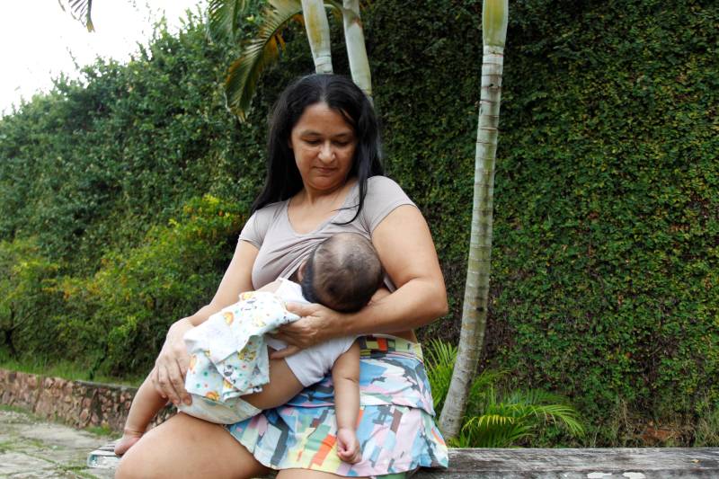 A relação entre mãe e filho começa a se fortalecer já nos primeiros meses de gravidez. O momento do parto é o grande encontro, que dá início a um período de descobertas e conhecimento mútuo. Para não interromper a relação entre a detenta e seu filho, a Superintendência do Sistema Penitenciário do Estado (Susipe) custodia lactantes e gestantes na Unidade Materno-infantil (UMI), localizada em Ananindeua (Região Metropolitana de Belém). Segundo dados do Conselho Nacional de Justiça (CNJ), o Pará é o quinto estado com mais lactantes no Brasil, com 11 mulheres que amamentam nas unidades prisionais, ficando atrás apenas de São Paulo (com 96), Minas Gerais (34), Mato Grosso do Sul (16) e Pernambuco (13). Na foto, Simone Souza da Silva, 37 anos.

FOTO: AKIRA ONUMA / ASCOM 
DATA: 15.02.2018
BELÉM - PARÁ <div class='credito_fotos'>Foto: Akira Onuma / Ascom Susipe   |   <a href='/midias/2018/originais/5fe2355f-e1e3-4d95-a90c-692477a50488.jpg' download><i class='fa-solid fa-download'></i> Download</a></div>