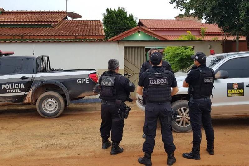 A Polícia Civil do Pará, em parceria com o Ministério Público do Estado, deflagraram na manhã desta terça-feira (10), a Operação Tetrarca, para desarticular um esquema de corrupção que envolvia desvios de recursos públicos praticados por uma organização criminosa no município de São Félix do Xingu, no sudeste do Pará.

FOTO: ASCOM POLÍCIA CIVIL
DATA: 10.04.2018
SÃO FÉLIX DO XINGU - PARÁ <div class='credito_fotos'>Foto: Ascom Polícia Civil   |   <a href='/midias/2018/originais/5feaf19d-79e3-486a-a064-42dd1eb5bd25.jpg' download><i class='fa-solid fa-download'></i> Download</a></div>