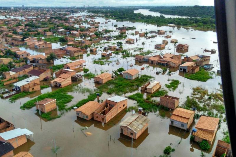 A entrega de mais de 200 cestas básicas às famílias atingidas pelas cheias dos rios Tocantins e Itacaiúnas, em Marabá (foto), no sudeste do Pará, foi a principal ação, neste sábado (17), da força-tarefa montada para prestar atendimento aos desabrigados na região.
FOTO: DIVULGAÇÃO
DATA: 17.02.2018
MARABÁ - PARÁ <div class='credito_fotos'>Foto: Divulgação | <a href='/midias/2018/originais/5febcb03-75db-4658-b632-89fe1133c826.jpg' download><i class='fa-solid fa-download'></i> Download</a></div>