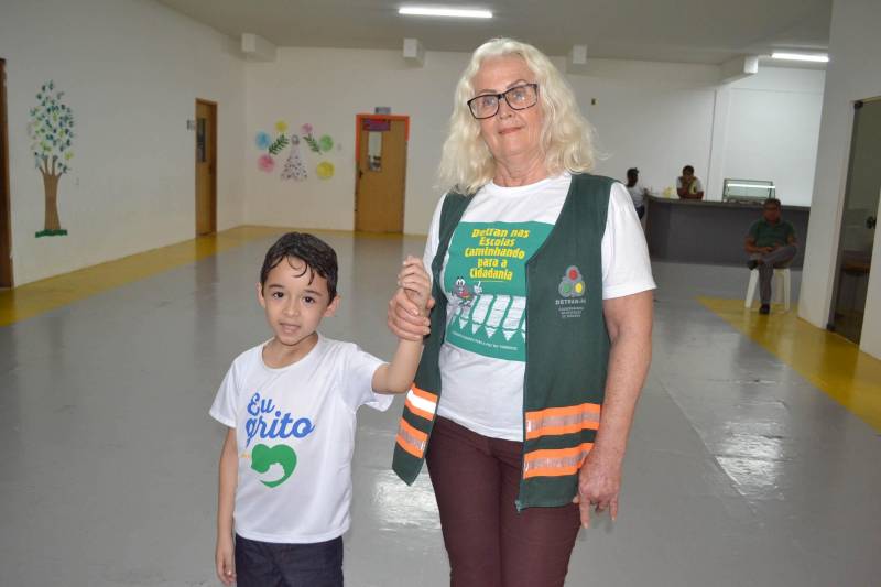 É preciso redobrar o cuidado quando o assunto é criança. Os dados levantados pelo Departamento de Trânsito do Estado do Pará (Detran) mostram que oito crianças na condição de pedestre morreram ano passado vítimas de acidentes de trânsito. Mais duas perderam a vida quando estavam de bicicleta e oito na condição de passageiro. Quando se fala em vítimas não fatais, esse número é ainda maior. Os dados mostram que 190 crianças saíram feridas em acidentes no trânsito. Preocupado em garantir a segurança dos pequenos e apostando que eles serão os multiplicadores do futuro para ajudar na redução de acidentes de trânsito, o Detran, através da sua Coordenadoria de Educação, vem realizando diversas ações voltadas para o público infantil (foto), em especial, aos estudantes das escolas públicas e particulares. Na foto, a servidora Luiza Helmer demonstra como segurar corretamente criança ao atravessar rua.
FOTO: ASCOM / DETRAN
DATA: 31.10.2018
BELÉM - PARÁ <div class='credito_fotos'>Foto: ASCOM DETRAN | <a href='/midias/2018/originais/5fec01f5-9790-49fe-b7f4-39b97522ed4b.jpg' download><i class='fa-solid fa-download'></i> Download</a></div>