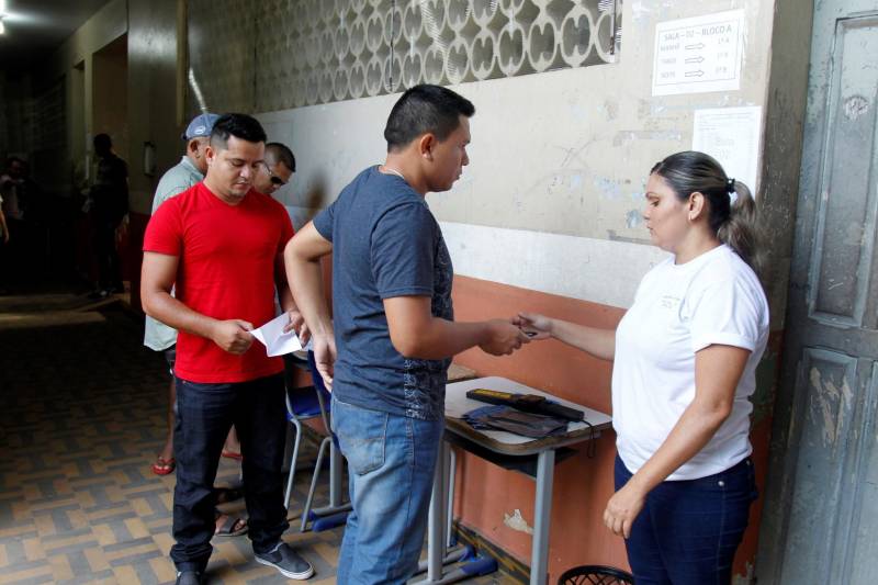 Um total de 9011 candidatos fizeram as provas para concorrer a 500 vagas para agente prisional da Superintendência do Sistema Penitenciário do Estado (Susipe), neste domingo, 18. No total, 11.835 candidatos estavam inscritos para o concurso, que é o primeiro da instituição para o cargo.
As provas foram realizadas em Belém, Altamira, Marabá, Castanhal (foto), Itaituba e Santarém.
FOTO: AKIRA ONUMA / ASCOM SUSIPE
DATA: 18.03.2018
CASTANHAL - PARÁ <div class='credito_fotos'>Foto: Akira Onuma / Ascom Susipe | <a href='/midias/2018/originais/5fec8256-3cdd-48ae-baae-861fbcc085b2.jpg' download><i class='fa-solid fa-download'></i> Download</a></div>