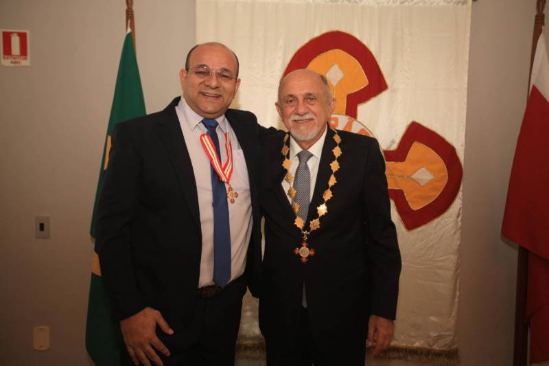 O Governo do Estado do Pará concedeu hoje 230 comendas do Mérito Grão-Pará (foto), a mais alta do Estado, a autoridades e servidores que se destacaram nos últimos oito anos de serviços prestados à população. “O ciclo que encerramos hoje não encerra nossa missão de servir ao público, porque uma vez servidores públicos, trabalhando em benefício da população, nunca mais deixamos de sê-lo, pois essa missão fica gravada em nossos corações”, disse o governador Simão Jatene aos agraciados. O governador entregou, pessoalmente, uma a uma as condecorações.  Das 230 medalhas, 14 foram no grau de Grande Oficial, 60 no grau de Comendador, 8 no grau de Oficial e 11 no grau de Cavaleiro aos servidores civis. Entre os militares, 4 receberam no grau de Comendador, 38 de Oficial e 109 no grau de Cavaleiro.

FOTO: CRISTINO MARTINS / AG. PARÁ
DATA: 31.12.2018
BELÉM - PARÁ <div class='credito_fotos'>Foto: Cristino Martins/Ag. Pará   |   <a href='/midias/2018/originais/5ff78af9-7c0b-463c-a125-d7adb6f8eecc.jpg' download><i class='fa-solid fa-download'></i> Download</a></div>