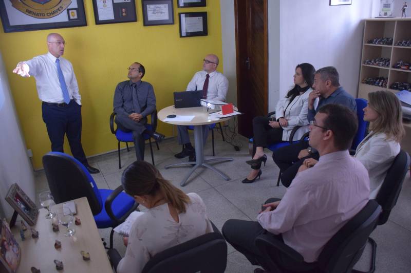 Uma parceria inédita foi fechada entre as perícias criminal do Pará e dos Estados Unidos. Na última semana, o Centro de Perícias Científicas “Renato Chaves” e o Federal Bureau of Investigation – FBI (em português: Gabinete Federal de Investigação) celebraram acordo de intercâmbio. Com isso, os peritos paraenses receberão aperfeiçoamento em diferentes áreas nos laboratórios da polícia americana. Além disso, um treinamento será ministrado por agentes do FBI em Belém. Durante visita ao Centro de Perícias, o agente do FBI e adido policial da Embaixada dos Estados Unidos no Brasil, David Brassanini, esteve reunido com a direção geral do órgão estadual e apresentou um pouco do trabalho da polícia americana aos peritos criminais.
FOTO: ASCOM CPC
DATA: 27.03.2018
BELÉM - PARÁ <div class='credito_fotos'>Foto: Ascom CPC | <a href='/midias/2018/originais/5ff7e724-9b99-43fe-89c1-72f8e9cf780c.jpg' download><i class='fa-solid fa-download'></i> Download</a></div>