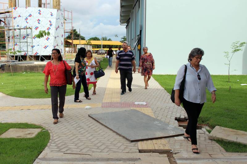 Na tarde desta quarta-feira (28), representantes de secretarias que integram o comitê gestor do Plano Estadual de Ações Integradas à Pessoa com Deficiência (Existir) visitaram as obras do Centro Integrado de Inclusão e Reabilitação (CIIR), em Belém. A visita técnica foi solicitada por Daniele Khayat, diretora-geral do Núcleo de Articulação e Cidadania (NAC), do Governo do Pará, com o objetivo de informar aos participantes do Plano sobre o andamento da obra e mostrar as ações planejadas para o local. “É muito importante que todos que trabalham diretamente com a pessoa com deficiência saibam o que está sendo feito. Afinal, são eles que vão atuar aqui. Pudemos ver de perto os espaços onde funcionará a triagem, reabilitação, radiologia, prótese e órtese, entre outros. Todos ficaram muito satisfeitos com o que viram, e ansiosos para o funcionamento”, disse Daniele Khayat. O CIIR está em fase final de construção, devendo ser inaugurado até o final do primeiro semestre de 2018.
FOTO: RUAN MORAES / ASCOM NAC
DATA: 28.02.2018
BELÉM - PARÁ <div class='credito_fotos'>Foto: RUAN MORAES / ASCOM NAC | <a href='/midias/2018/originais/5ffc1828-053b-4c12-a1a9-bf0c98d877cb.jpg' download><i class='fa-solid fa-download'></i> Download</a></div>