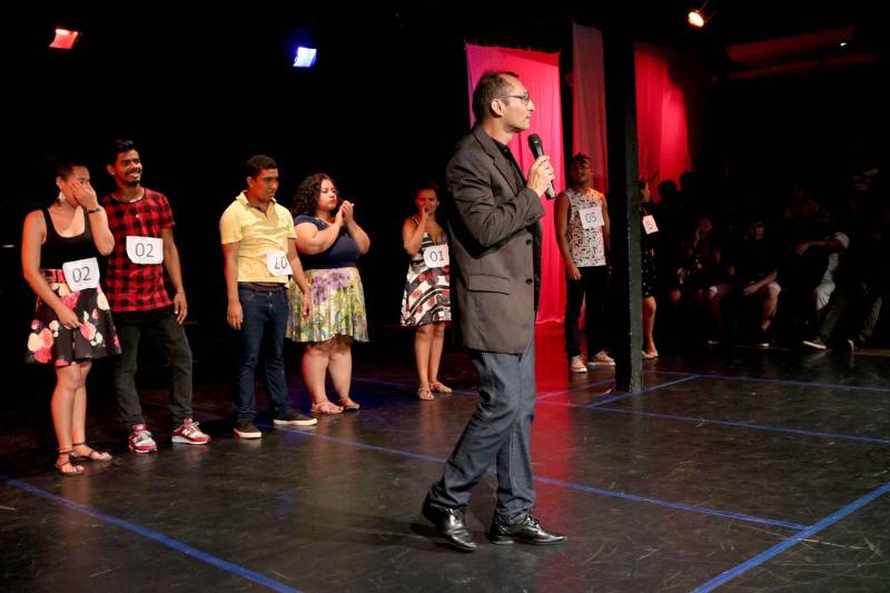 A técnica em massoterapia Edineulza Carvalho, 59 anos, descobriu um novo ofício durante as oficinas de arte que participou no núcleo Curro Velho da Fundação Cultural do Pará (FCP). Ela já fez 18 cursos no local, o mais recente voltado para a produção de presépios em cerâmica. Edineulza produziu dois presépios rústicos que emana a simbologia do nascimento de Cristo. “Participar das oficinas é uma terapia. A argila também é um material natural que ajuda em todos os sentidos na medicina natural. Hoje produzo minhas bijuterias em cerâmica e ganho um dinheiro extra”, comenta. Na foto, apresentações dos resultados das oficinas de artes cênicas e musicais.

FOTO: DIOGO VIANNA / ASCOM FCP
DATA: 03.12.2018
BELÉM - PARÁ <div class='credito_fotos'>Foto: Diogo Vianna/ Ascom FCP   |   <a href='/midias/2018/originais/6009bb64-6e65-45ed-a302-3495a0b9ad52.jpg' download><i class='fa-solid fa-download'></i> Download</a></div>