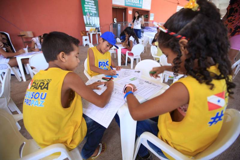 Nesta sexta-feira, uma programação (foto) alegre e diferenciada marcou as comemorações pelos 14 anos do Pro Paz no Pará, iniciativa que surgiu em 2004 como um programa do Governo do Estado, convertida mais tarde em política pública por força de decreto, até se consolidar, em 2015, na Fundação Pro Paz, que tem a missão de racionalizar e ordenar recursos e ações para transformar a vida de milhares de paraenses em situação de vulnerabilidade social. A existência do Pro Paz fez do Pará vanguarda na Federação, por ser o único estado que possui, há mais de dez anos, um protocolo padrão para atendimento a crianças e adolescentes vítimas de violência que é modelo para o Brasil, referendado pela ONG Childhood Brasil e reconhecido pela ONU. O modelo referência do trabalho do Pro Paz foi que levou o Pará a ganhar da Organização das Nações Unidas (ONU), em 2015, o reconhecimento por manter uma das onze melhores práticas das Américas para a integração de sistemas de segurança pública com políticas sociais.
FOTO: MÁCIO FERREIRA / AG. PARÁ
DATA: 29.06.2018
BELÉM - PARÁ <div class='credito_fotos'>Foto: MÁCIO FERREIRA/ AG. PARÁ | <a href='/midias/2018/originais/601301b3-a114-42dc-9667-05444ad076a4.jpg' download><i class='fa-solid fa-download'></i> Download</a></div>