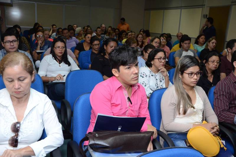 Educadores que integram a Unidade Seduc na Escola 3 (USE 3) debateram nesta quarta-feira (7), durante jornada pedagógica realizada no Centur, em Belém, aspectos da Base Nacional Comum Curricular (BNCC) e o que tem sido feito para adaptar as unidades de ensino a essa nova legislação, vigente desde o final do ano passado.
FOTO: RAI PONTES / ASCOM SEDUC
DATA: 07.08.2018
BELÉM - PARÁ <div class='credito_fotos'>Foto: Rai Pontes/Ascom Seduc | <a href='/midias/2018/originais/6016e922-8976-44ec-9cff-b373ece252d6.jpg' download><i class='fa-solid fa-download'></i> Download</a></div>