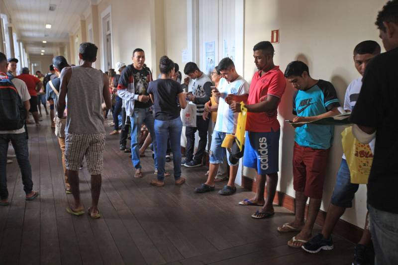 Com o mote “Defensoras e Defensores Públicos pelo direito à documentação pessoal: onde existem pessoas, nós enxergamos cidadãos", a Associação Nacional dos Defensores Públicos (Anadep) lançou, pela primeira vez, a Campanha Nacional na Região Norte. Este ano, a campanha tem por objetivo mostrar à sociedade que a Defensoria Pública pode ajudar o cidadão a obter e/ou retificar a documentação básica. O Mercado Francisco Bolonha, localizado no Complexo Mercado Ver-O-Peso, foi o local escolhido para sediar o evento, nesta sexta-feira (4). Na ocasião, houve um grande mutirão de atendimento ao público (foto), com orientação jurídica e esclarecimento de dúvidas para cerca de 800 cidadãos paraenses. A iniciativa teve o apoio da Defensoria Pública do Estado do Pará, da Associação dos Defensores Públicos do Pará (Adpep-PA) e do Colégio Nacional de Defensores Gerais (Condege).
FOTO: RODOLFO OLIVEIRA / AG. PARÁ
DATA: 04.05.2018
BELÉM - PARÁ <div class='credito_fotos'>Foto: Rodolfo Oliveira/Ag. Pará | <a href='/midias/2018/originais/6017dd01-cd9a-4fc3-a544-fa4b88c87d06.jpg' download><i class='fa-solid fa-download'></i> Download</a></div>