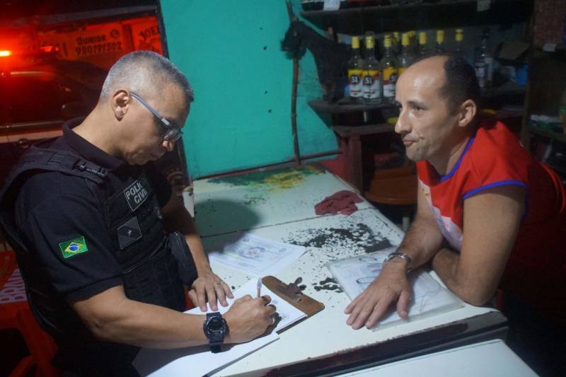A Polícia Civil divulgou, nesta segunda-feira (23), os resultados da operação de fiscalização de bares (foto), sob coordenação da Divisão de Polícia Administrativa (DPA), realizada no último final de semana, em Belém. Ao todo, 82 estabelecimentos foram fiscalizados nos bairros da Cremação, Guamá, Jurunas, Condor, Terra Firme, Canudos e São Brás. Do total, 39 foram fechados por irregularidades verificadas durante a operação policial. Oito proprietários de estabelecimentos foram intimados a comparecer à DPA para regularizar os locais. Outros 25 bares fiscalizados estavam com cadastro junto à DPA em situação regular. A operação contou com atuação de nove delegados de Polícia e um total de 49 agentes policiais. Segundo o diretor da DPA, delegado Eloi Fernandes, o objetivo da operação foi a regularização dos estabelecimentos comerciais sem cadastro ou com a licença vencida e em situação irregular.
FOTO: ASCOM / POLÍCIA CIVIL
DATA: 20.04.2018
BELÉM - PARÁ <div class='credito_fotos'>Foto: Ascom / Polícia Civil | <a href='/midias/2018/originais/6018a823-5fec-42f8-897e-246e853da397.jpg' download><i class='fa-solid fa-download'></i> Download</a></div>