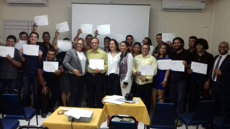 Estão abertas, até o dia 23 de fevereiro, as inscrições para o preenchimento de 465 vagas, distribuídas em 21 cursos, oferecidas por meio do Programa Pará Profissional. As aulas ocorrerão em 13 municípios, localizados em oito diferentes regiões de integração do Estado. Os cursos são presenciais, de caráter teórico-prático. Eles são dirigidos para apoiar atividades do Comércio de Bens, Serviços e Turismo nos municípios. O início das aulas ocorre entre os meses de fevereiro e abril, dependendo do curso escolhido. Para estarem aptos à matrícula, os participantes devem ter idade mínima de 18 anos completos no momento da inscrição e atender aos níveis de escolaridade e pré-requisitos exigidos no anexo I do edital. Na foto, no dia 6 de fevereiro, 41 concluintes dos cursos de assistente de logística e vendedor receberam os certificados do Pará Profissional na Associação Comercial de Ananindeua. Para a realização desses cursos, a Sectet contou com a parceria da Associação Empresarial de Ananindeua e da Prefeitura Municipal.
FOTO: ASCOM / SECTET
DATA: 07.02.2018
ANANINDEUA - PARÁ <div class='credito_fotos'>Foto: Ascom Sectet | <a href='/midias/2018/originais/601f6a85-7835-4537-81f4-0345cdf7cfea.jpg' download><i class='fa-solid fa-download'></i> Download</a></div>