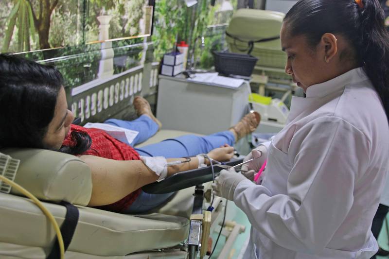 Nesta terça e quarta-feira (27 e 28), a Unidade Móvel da Fundação Centro de Hemoterapia e Hematologia do Pará (Hemopa) estará na área externa do Departamento de Trânsito do Estado (Detran), na Avenida Augusto Montenegro, das 8 às 15 h, com a expectativa de coletar mais de 150 bolsas de sangue nos dois dias. A ação é realizada em um momento considerado crítico. Durante a última semana, a média diária de bolsas de sangue coletadas na sede do Hemopa, em Belém, não chegou a 100, quando o ideal para atender a demanda é conseguir 300 bolsas. Por isso, a instituição está investindo em parcerias para fortalecer a descentralização da coleta de sangue. “Nossa Unidade Móvel vence todas as dificuldades de acesso ao Hemopa. Vamos ao doador, ao invés de o doador vir até a gente”, ressalta a gerente de captação da Fundação Hemopa, Juciara Farias.
FOTO: ASCOM / HEMOPA
DATA: 26.03.2018
BELÉM - PARÁ <div class='credito_fotos'>Foto: Ascom Hemopa | <a href='/midias/2018/originais/6021fa11-b5f2-44f6-affc-8b11469097f6.jpg' download><i class='fa-solid fa-download'></i> Download</a></div>