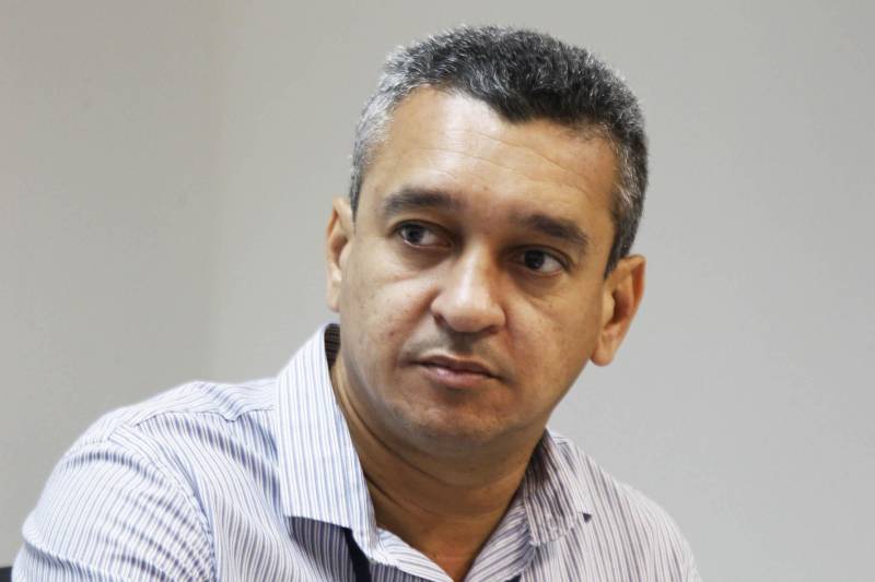 A Superintendência do Sistema Penitenciário do Pará (Susipe), em parceria com a Polícia Militar, realiza desde quarta-feira (7) a Operação Sentinela do Norte, nos complexos penitenciários de Marituba e Santa Izabel do Pará, na Região Metropolitana de Belém. O objetivo das revistas estruturais nas unidades prisionais é apreender objetos ilícitos e frustrar possíveis planos de fuga, encontrando escavações nas celas. A ação faz parte da Operação Carnaval 2018, coordenada pela Secretaria de Estado Segurança Pública e Defesa Social (Segup). As revistas começaram na última quinta-feira (1º) no Complexo Penitenciário de Marituba. No Presídio Estadual Metropolitano I (PEM I) cerca de 30 policiais militares entraram na casa penal para uma revista minuciosa em todos os blocos carcerários. O diretor da unidade prisional, tenente-coronel Emerson Barbosa, informou que a operação é fundamental para manter a tranquilidade nas unidades prisionais. Na foto, Mauro Matos, diretor-geral Penitenciário da Susipe.
FOTO: AKIRA ONUMA / ASCOM SUSIPE
DATA: 08.02.2018
BELÉM - PARÁ <div class='credito_fotos'>Foto: Akira Onuma / Ascom Susipe | <a href='/midias/2018/originais/6025df0f-71e4-44b6-affe-151bf7bf1f9f.jpg' download><i class='fa-solid fa-download'></i> Download</a></div>