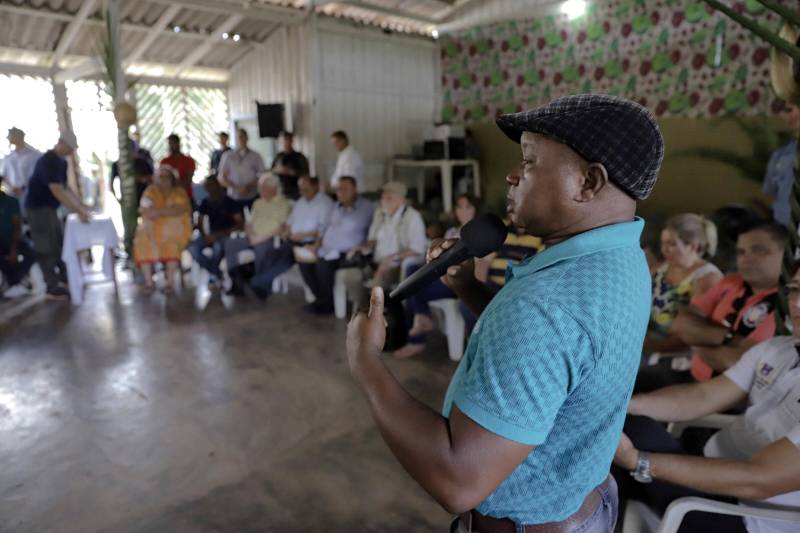 O título coletivo ratifica que 225 mil hectares de terra pertencem às 145 famílias remanescentes de quilombos que vivem em Cachoeira Porteira. A titulação ocorreu pela desafetação de parte das florestas estaduais (flotas) de Trombetas e Faro, aprovada pela Assembleia Legislativa do Pará e decretada pelo governador Simão Jatene.
FOTO: MÁRCIO NAGANO / SECOM
DATA: 03.03.2018
ORIXIMINÁ - PARÁ <div class='credito_fotos'>Foto: MÁRCIO NAGANO / SECOM | <a href='/midias/2018/originais/6029d712-86c6-4e1b-8eb1-63a9f7d26010.jpg' download><i class='fa-solid fa-download'></i> Download</a></div>