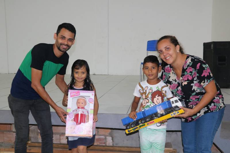 A fim de proporcionar um fim de ano mais alegre para diversas crianças do bairro da Terra Firme, em Belém, servidores do Instituto de Desenvolvimento Florestal e da Biodiversidade (Ideflor-bio) participaram da ação Natal Criança Feliz (foto), organizada pelo Grupo Amigos Comunitários e Solidários do bairro. A ação ocorreu na Igreja Santa Maria, na tarde de quinta-feira (20). Os servidores doaram 50 presentes, que foram distribuídos a 25 meninos e 25 meninas, de 3 a 8 oito anos. “Nesse período do ano nós devemos celebrar o nascimento de Cristo e agradecer a todas as coisas boas que aconteceram durante o ano. Uma das formas mais bonitas de agradecer é sendo solidário ao próximo, principalmente às crianças, que ficam muito felizes com essas pequenas demonstrações de carinho. Por isso, nós nos unimos aqui no Ideflor-bio para participar dessa ação”, contou a servidora Hilda Oliveira.

FOTO: ASCOM / IDEFLOR
DATA: 22.12.2018
BELÉM - PARÁ <div class='credito_fotos'>Foto: Ascom Ideflor   |   <a href='/midias/2018/originais/602c5058-b202-4907-b280-f190d48127b9.jpg' download><i class='fa-solid fa-download'></i> Download</a></div>