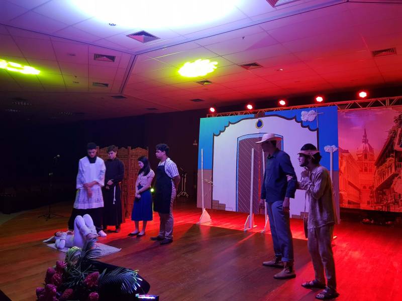 Uma plateia atenta e alegre aplaudiu os estudantes do 3º ano do Colégio Alvorada, em Marabá, que apresentaram a peça teatral adaptada de “O Auto da Compadecida” (foto), obra do escritor paraibano Ariano Suassuna, na programação do 1º Salão do Livro do Sul e Sudeste do Pará, que prossegue até o próximo dia 06 (domingo), no Carajás Centro de Convenções. Cláudia Borges, professora de Literatura, informou que a peça fez parte de uma semana literária da escola, voltada às leituras do Exame Nacional do Ensino Médio (Enem). “Foi um trabalho interdisciplinar com Português, Redação e Literatura. Nós buscamos valorizar o pensamento dos alunos, e cada um com sua personalidade deu corpo aos personagens. ‘Ariano Suassuna’ foi trabalhado porque é uma das obras que caem no Enem, e foi uma coisa gostosa de trabalhar porque estudamos o autor, o sotaque, expressões populares do Nordeste, vocabulário na Língua Portuguesa, o roteiro, o contexto histórico e a construção de cada personagem, respeitando o que o autor propôs para cada papel”, explicou.
FOTO: KÉLIA SANTOS / CRGSP
DATA: 02.05.2018
MARABÁ - PARÁ <div class='credito_fotos'>Foto: KÉLIA SANTOS / ASCOM CRGSP | <a href='/midias/2018/originais/602dd31b-94cf-4c2d-99f9-388003b87a24.jpg' download><i class='fa-solid fa-download'></i> Download</a></div>