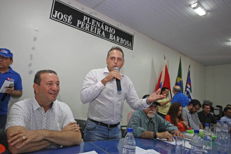 Há 35 anos a dona de casa Guardiana Feitosa é moradora da Rua 15 de Novembro, em Floresta do Araguaia, sul do Pará. Há pelo menos cinco deles não colocava as cadeiras em frente de casa para um bate papo de final de tarde. "Era lama no inverno e poeira no verão, não dava pra ficar aqui na frente", diz Guardiana. "Agora o asfalto chegou, mudou tudo". A 15 de Novembro é uma das mais importantes ruas de Floresta do Araguaia. Abriga três igrejas, três escolas e creches e cerca de 30 pontos comerciais. Cerca de quinhentos moradores vivem ali. O Asfalto na Cidade, programa do Governo do estado que tem como principal objetivo ampliar a mobilidade e acessibilidade nas áreas urbanas do Estado, chegou à Floresta do Araguaia asfaltando a Rua 15 de Novembro e outras seis vias próximas, num total de três quilômetros de asfalto de qualidade superior, além de meio fio. O governador Simão Jatene foi à Floresta do Araguaia entregar as obras à comunidade. Com ele, estavam o senador Flexa Ribeiro (PSDB/PA); a secretária Extraordinária de Municípios Sustentáveis; Izabela Jatene, o presidente da Assembleia Legislativa do estado, deputado Márcio Miranda; os deputados Cilene Couto e Celso Sabino e o ex-governador Carlos Santos. Na foto, o prefeito Adélio Santos (camisa branca)
FOTO: ANTÔNIO SILVA / AG. PARÁ
DATA: 25.06.2018
FLORESTA DO ARAGUAIA - PARÁ <div class='credito_fotos'>Foto: Antônio Silva/Ag. Pará | <a href='/midias/2018/originais/602f721f-5e70-4318-a501-7cff5ddfca7e.jpg' download><i class='fa-solid fa-download'></i> Download</a></div>