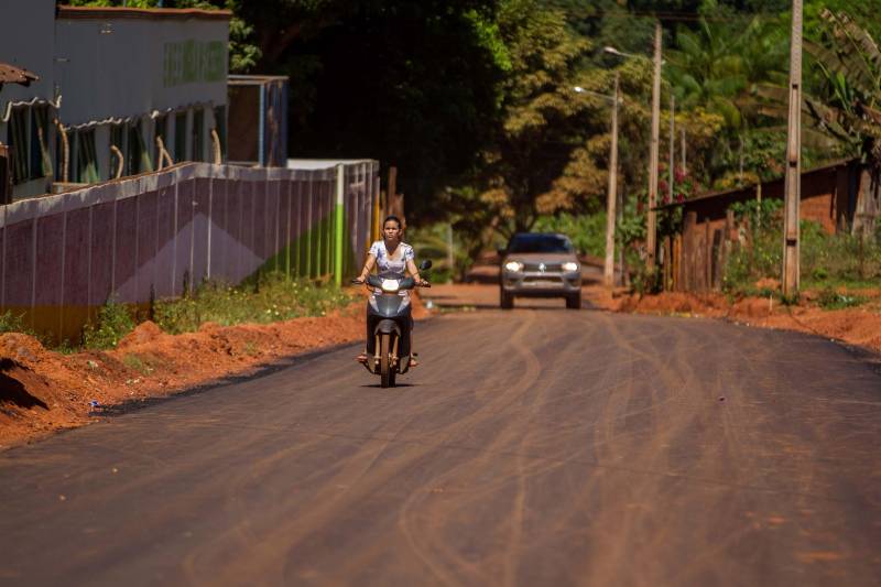 Aos poucos, a paisagem de Serra Pelada – que já foi o maior garimpo a céu aberto do planeta e hoje é distrito de Curionópolis, município do sudeste paraense - começa a se modificar. A poeira intensa, típica de estradas de chão, vai paulatinamente dando lugar à camada de asfalto (foto), que pela primeira vez chega a Curiónópolis, conhecido mundialmente pela corrida do ouro e pelo formigueiro humano nos anos 1980, eternizado pelo olhar do fotógrafo Sebastião Salgado. O ouro não é mais explorado na região, mas Serra Pelada ainda é uma cidade de garimpeiros. São eles que residem e povoam as ruas, que parecem ter parado no tempo. Foram esses trabalhadores que fizeram a localidade crescer, que formaram famílias e criaram filhos nascidos no local, fincando raízes, criando identidade, sonhando com a volta da exploração do ouro, cada vez mais distante. Mas até esse cenário vem se transformando.

FOTO: ASCOM / PREFEITURA DE CURIONÓPOLIS
DATA: 08.06.2018
CURIONÓPOLIS - PARÁ <div class='credito_fotos'>Foto: ASCOM / PREFEITURA DE CURIONÓPOLIS   |   <a href='/midias/2018/originais/6032f837-f468-4694-9311-21b49fbcf036.jpg' download><i class='fa-solid fa-download'></i> Download</a></div>