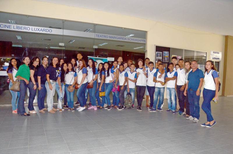 Uma sessão de cinema para estudantes da Escola Estadual de Ensino Fundamental e Médio Santa Luzia, no Bairro da Sacramenta, na manhã desta sexta-feira (23), marcou uma nova etapa do Projeto Judiciário na Escola, desenvolvido pelo Tribunal de Justiça do Estado (TJ-PA) em parceria com a Secretaria de Estado de Educação (Seduc) em escolas estaduais, com o objetivo de prevenir e combater a violência contra mulher. Com a projeção do filme “O Sorriso de Mona Lisa” no Cine Líbero Luxardo, que funciona no Centur, sede da Fundação Cultural do Pará (FCP), alunos da Escola Santa Luzia aprenderam conteúdos sobre prevenção à violência de gênero, principalmente a praticada contra a mulher.
FOTO: ELISEU DIAS / ASCOM SEDUC
DATA: 23.03.2018
BELÉM - PARÁ <div class='credito_fotos'>Foto: Eliseu Dias / Ascom Seduc | <a href='/midias/2018/originais/6033c926-3595-4c15-9fbc-49d81fa00087.jpg' download><i class='fa-solid fa-download'></i> Download</a></div>
