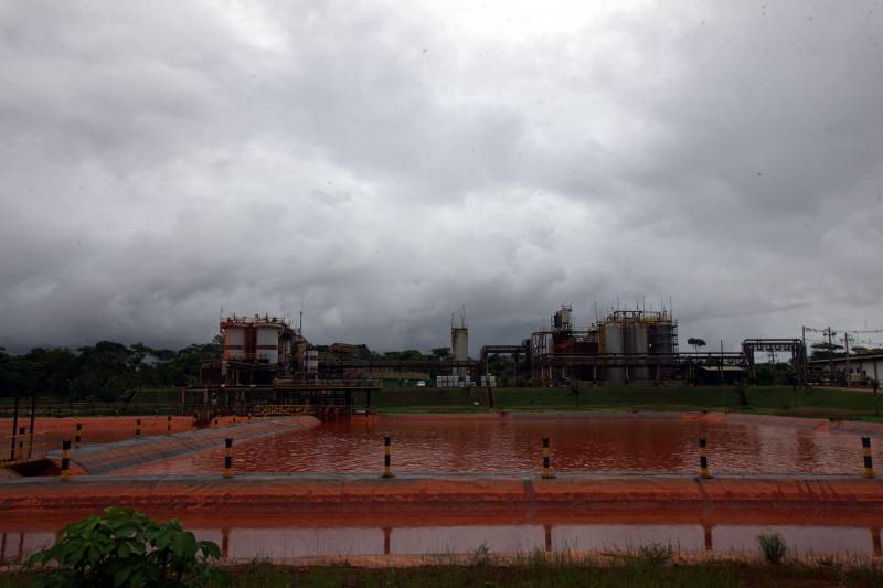 A Secretaria de Estado de Meio Ambiente e Sustentabilidade (Semas) notificou oficialmente a Hydro, na tarde desta terça-feira (27), por conta do não cumprimento do prazo de 48 horas dado pelo governo para que a empresa reduzisse os níveis das bacias de resíduos ao nível de, pelo menos, um metro, conforme determina a legislação ambiental. A notificação foi entregue por técnicos da Semas na sede da refinaria, em Barcarena, a 112 quilômetros de Belém. A determinação é que a produção de alumina seja reduzida pela metade. A Semas também triplicará a multa definida anteriormente, cumprindo a legislação ambiental em vigor, para R$ 1 milhão por dia de descumprimento (ou 300 mil Unidades de Padrão Fiscal). A empresa informou formalmente que reduziu os índices, mas não integralmente no total determinado de um metro. Técnicos das diretorias de Fiscalização e Licenciamento Ambiental da Semas acompanham diariamente o volume de água das bacias, tanto dos depósitos de rejeitos sólidos da indústria quanto do sistema de tratamento de água.
FOTO: THIAGO GOMES / AG PARÁ
DATA: 27.02.2018
BARCARENA - PARÁ <div class='credito_fotos'>Foto: Thiago Gomes /Ag. Pará | <a href='/midias/2018/originais/603af9ab-57a2-4866-983c-6e1e8f3e4839.jpg' download><i class='fa-solid fa-download'></i> Download</a></div>