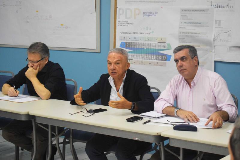 O Complexo Industrial de Icoaraci, em Belém, foi tema de uma reunião que discutiu melhorias estruturais para o distrito. Reunidos na sede da empresa Tramontina, no dia 9, os representantes da Companhia de Desenvolvimento Econômico do Pará (Codec) - administradora do Polo -, da Federação das Indústrias do Pará (Fiepa) e representantes de diversas empresas instaladas no Distrito, falaram sobre as principais demandas da área e apontaram melhorias que devem ser implementadas com o objetivo de dar melhores condições às atividades industriais e de acesso aos trabalhadores locais. “Este encontro é importante porque representa a retomada de todas as demandas de estrutura do Distrito e também a aproximação com o governo do Estado, por meio de várias secretarias, que podem contribuir com o desenvolvimento de novas indústrias, além das já instaladas aqui”, avaliou o diretor da Tramontina, Antônio Pagliari (e). José conrado (c) e o presidente da Codec, Fábio Lúcio Costa (d)
FOTO: ASCOM / CODEC
DATA: 10.03.2018
BELÉM - PARÁ <div class='credito_fotos'>Foto: ASCOM CODEC | <a href='/midias/2018/originais/60420221-902e-4af7-9a26-0019f9371d2b.jpg' download><i class='fa-solid fa-download'></i> Download</a></div>