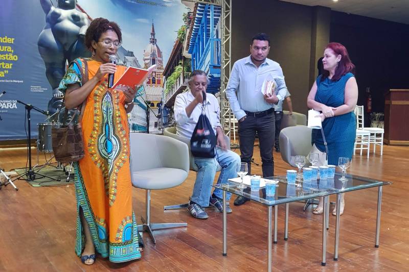 Foi grande a movimentação no segundo dia do primeiro Salão do Livro de Carajás, neste sábado, 28. A programação começou com apresentação cultural de escolas de 17 comunidades da zona rural de Marabá. Cerca de 360 estudantes do campo puderam mostrar projetos pedagógicos. A programação também contou com o espetáculo musical “A dança dos Livros”, do Centro Educacional Disneylândia, com oficinas de confecção de dedoches e fantoches, contação de histórias e duas rodas de conversa: uma sobre as artes visuais e outra sobre Negritude e Literatura (foto).
FOTO: ASCOM CRGSP
DATA: 28.04.2018
MARABÁ - PARÁ <div class='credito_fotos'>Foto: ASCOM CRGSP | <a href='/midias/2018/originais/604f499e-4d7c-412a-b4ee-887f34533d5e.jpg' download><i class='fa-solid fa-download'></i> Download</a></div>