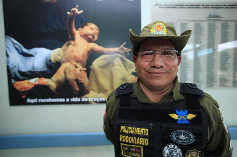 Aos 44 anos, Adailson Teixeira (foto), sargento da Polícia Militar do Pará e atualmente lotado no Batalhão de Polícia Rodoviária, nunca imaginou que auxiliaria no parto de uma criança. Pai de três filhos, o militar nunca acompanhou o nascimento dos descendentes. Ele recorda que comentou a possibilidade com a esposa na última semana: “Já pensou se eu tivesse que fazer um parto desse? Não sei o que eu faria”. Só que na madrugada desta segunda-feira (14), o sargento foi o responsável por ajudar Marília Monteiro Barbosa, de 21 anos, a ter a filha Maria Eduarda. Marília vinha do Acará pela Alça Viária junto com a irmã quando iniciou o trabalho de parto. “Ela estava com dores e resolvemos vir para Belém. Quando chegou no KM 7 da Alça Viária a bolsa estourou e ficamos muito agoniadas. O motorista que trazia a gente parou na barreira da polícia e ele (o sargento) nos ajudou. Eu não conseguia fazer nada, nem o motorista. Se não fosse ele não sei o que ia acontecer”, contou a tia da criança, de 17 anos, que teve o nome preservado.
FOTO: MÁCIO FERREIRA / AG. PARÁ
DATA: 14.05.2018
BELÉM - PARÁ <div class='credito_fotos'>Foto: MÁCIO FERREIRA/ AG. PARÁ | <a href='/midias/2018/originais/604f5179-e93e-44ea-9e12-5ee7f1450ed3.jpg' download><i class='fa-solid fa-download'></i> Download</a></div>
