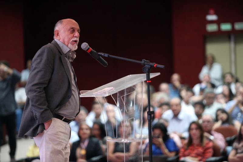 A pecuária é uma das principais cadeias produtivas do Pará, que se destaca no cenário nacional por possuir o quinto maior rebanho bovino, com mais de 20 milhões de cabeças. A importância do Estado na cadeia produtiva brasileira é destaque na InterCorte, evento que reúne iniciativas em prol do desenvolvimento do setor. A abertura, na noite desta segunda-feira, 21, no Carajás Centro de Convenções, em Marabá, sudeste paraense, contou com a presença do governador Simão Jatene (foto), parlamentares e autoridades locais.

FOTO: THIAGO GOMES / AG. PARÁ
DATA: 21.05.2018
MARABÁ - PARÁ <div class='credito_fotos'>Foto: Thiago Gomes /Ag. Pará   |   <a href='/midias/2018/originais/60510f5a-25a0-4fc6-a848-f9408155b9db.jpg' download><i class='fa-solid fa-download'></i> Download</a></div>