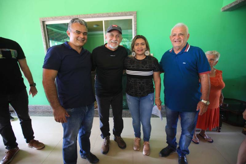 O governador Simão Jatene (camisa preta e boné) está no município de Bragança, nordeste do Estado, neste sábado (19), para visitar algumas das localidades atingidas pelas enchentes provocadas pelas chuvas do início da semana. A Defesa Civil Estadual está articulando as secretarias de Estado para atender às pessoas afetadas pelos alagamentos. Até o momento são três famílias desabrigadas e mais de três mil pessoas afetadas, principalmente na comunidade de Maranhãozinho. A prefeitura decretou estado de alerta. Uma sala de situação foi montada no município para o gerenciamento das ações que atendem às famílias.
FOTO: RODOLFO OLIVEIRA / AG. PARÁ
DATA: 19.05.2018
BRAGANÇA - PARÁ <div class='credito_fotos'>Foto: Rodolfo Oliveira/Ag. Pará | <a href='/midias/2018/originais/6061887d-a4a8-40cb-bcef-1bbc76818a86.jpg' download><i class='fa-solid fa-download'></i> Download</a></div>