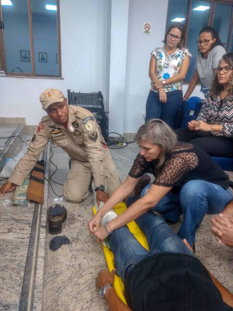 Servidores da Procuradoria-Geral do Estado (PGE) receberam informações e treinamento básico para prestar primeiros socorros a vítimas de traumas ou doença súbita. Os participantes aprenderam técnicas de atendimento pré-hospitalar, como manter as funções vitais e evitar o agravamento do estado de saúde, até a chegada de profissionais qualificados ao local do ocorrido. 

FOTO: ASCOM PGE
DATA: 05.12.2018
BELÉM - PARÁ <div class='credito_fotos'>Foto: ASCOM PGE   |   <a href='/midias/2018/originais/6071a1af-53b2-49af-bdd8-998ef12a4215.jpg' download><i class='fa-solid fa-download'></i> Download</a></div>